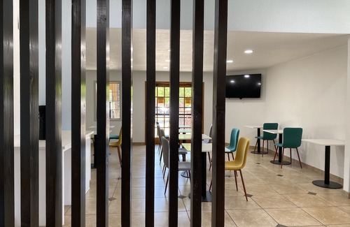 Sumner Hotel | Howard Johnson by Wyndham Portland Airport