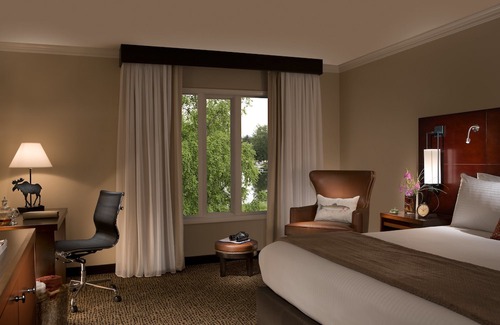 Anchorage Hotel | The Lakefront Anchorage