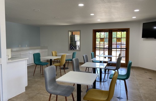 Sumner Hotel | Howard Johnson by Wyndham Portland Airport