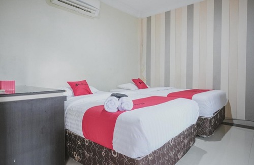 Jambi Hotel | RedDoorz Syariah Near Jamtos Jambi 2