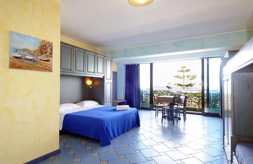 Province of Messina Hotel | Three-Room Apartment a Stones Throw from The Sea