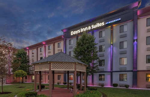 Hammond Hotel | Days Inn and Suites by Wyndham Hammond, IN