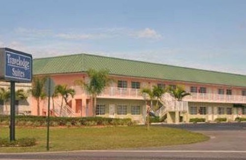 Okeechobee Hotel | Travelodge Suites by Wyndham Lake Okeechobee