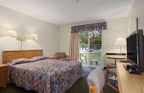 Bracebridge Hotel | Travelodge by Wyndham Bracebridge