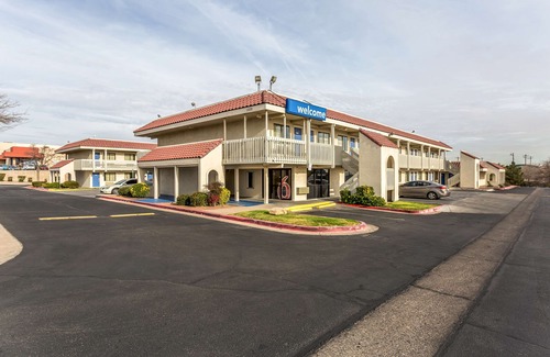 Biggs Field Hotel | Motel 6-El Paso, TX - East