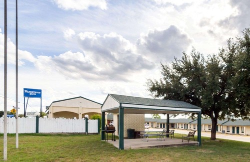 Three Rivers Hotel | OYO Hotel Three Rivers TX US-281