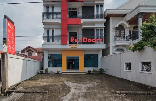 Jambi Hotel | RedDoorz Syariah Near Jamtos Jambi