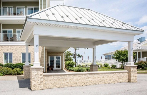 Piney Point Hotel | Island Inn & Suites, Ascend Hotel Collection