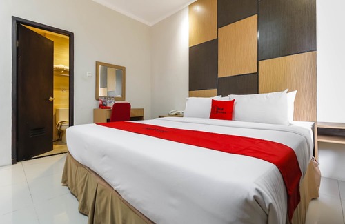 Makassar Hotel | RedDoorz Plus Near Pantai Losari