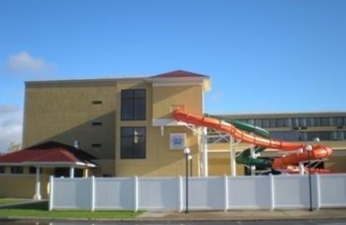 Batavia Hotel | Quality Inn & Suites Palm Island Indoor Waterpark