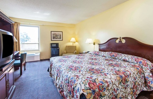Lakeview Hotel | Days Inn by Wyndham Manassas Battlefield