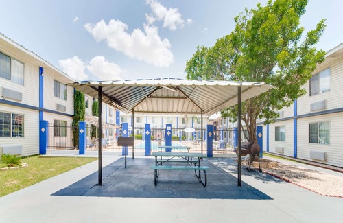 Bonanza Hotel | Days Inn & Suites by Wyndham Laredo