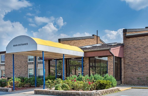 Lakeview Hotel | Days Inn by Wyndham Manassas Battlefield