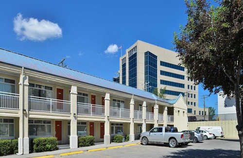 Banff Trail Hotel | Econo Lodge Inn & Suites University