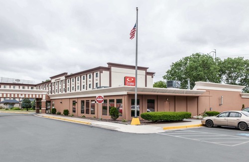 Hammond Hotel | Days Inn and Suites by Wyndham Hammond, IN