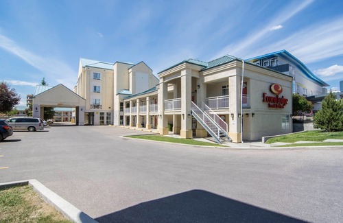Banff Trail Hotel | Econo Lodge Inn & Suites University