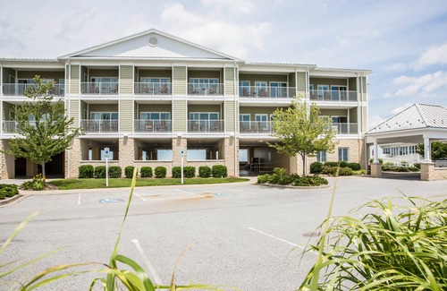 Piney Point Hotel | Island Inn & Suites, Ascend Hotel Collection