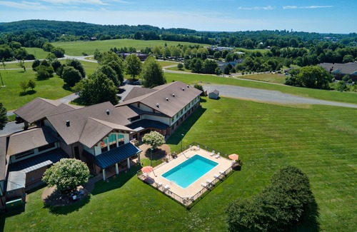 Orange Hotel | Round Hill Inn