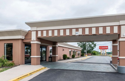Hammond Hotel | Days Inn and Suites by Wyndham Hammond, IN