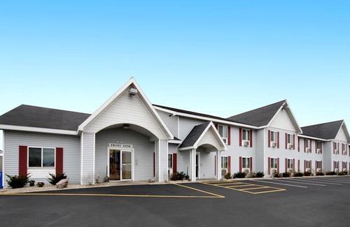 Marinette Hotel | Baymont by Wyndham Marinette