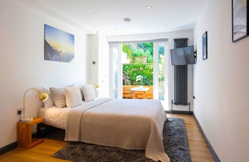 Coldharbour Apartment | Retreat with Steam room, KING bed near tube