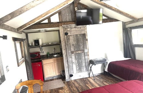 Lansing Cabin | Tiny cabin at Scenic Valley Motel