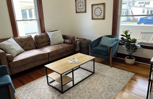 Duxbury Apartment | Fall Special. New to Market giving a great deal. Heart of Waterbury.