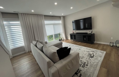Guelph House | Modern Townhouse, 5 Mins From all Amenities.