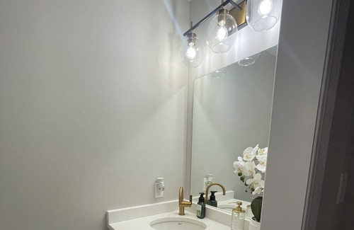Guelph House | Modern Townhouse, 5 Mins From all Amenities.