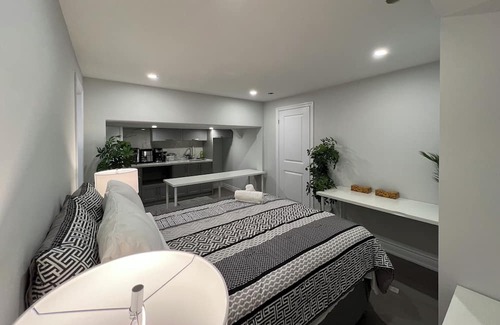 Markham House | Experience Unforgettable Luxury Markham Townhouse Exquisite 6-Bedroom Getaway