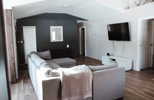 Prince George House | Spacious 4 Bedroom, 3 Bath Family & Dog-Friendly
