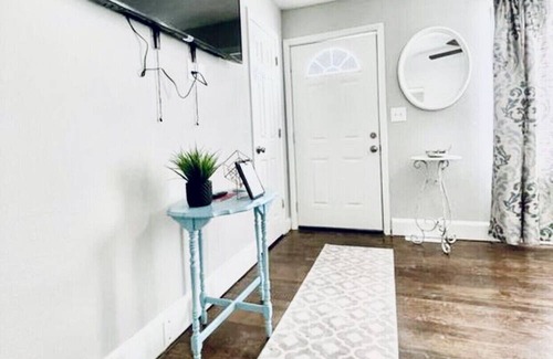Independence House | Beautiful home one block away from the Drumm Farm Golf Course