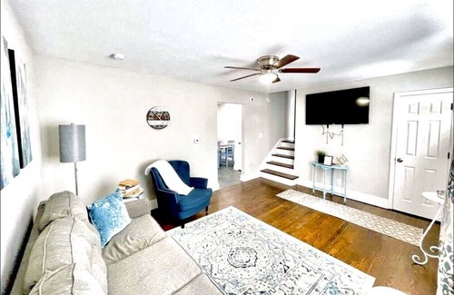 Independence House | Beautiful home one block away from the Drumm Farm Golf Course