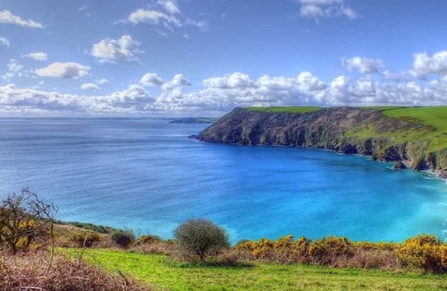 Lanteglos Cabin | Stunning Yurt 'Pencarrow' with hot tub close to hidden coves