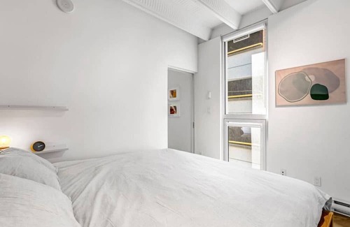 Chinatown Apartment | The Zen Loft: Shared Rooftop Bliss with City Views