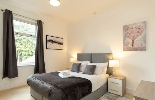 Coventry House | Barras House - Cosy home with parking close to Coventry City Centre and the Hospital