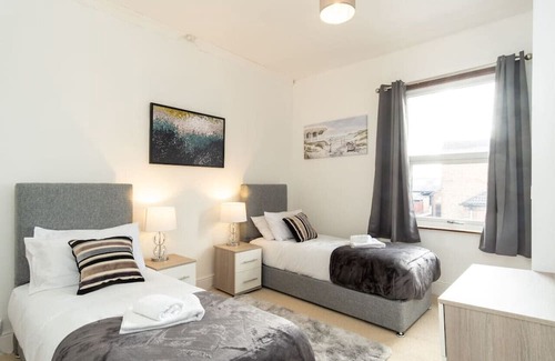 Coventry House | Barras House - Cosy home with parking close to Coventry City Centre and the Hospital