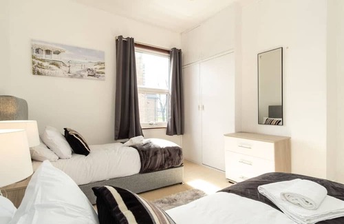 Coventry House | Barras House - Cosy home with parking close to Coventry City Centre and the Hospital