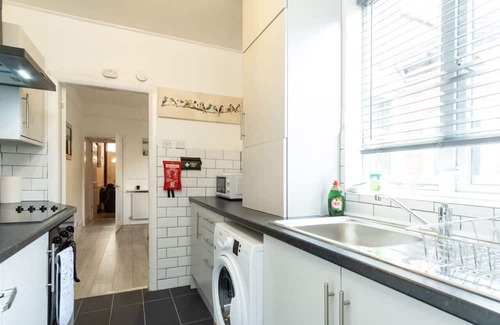 Coventry House | Barras House - Cosy home with parking close to Coventry City Centre and the Hospital