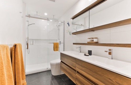 Sainte-Marie Apartment | Séjour Urbain en Famille! Spacieux et Lumineux Avec Cour Privative