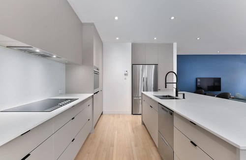 Sainte-Marie Apartment | Séjour Urbain en Famille! Spacieux et Lumineux Avec Cour Privative