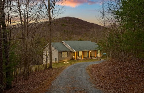 Luray House | Family Getaway at Cross Mountain