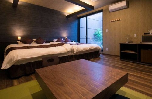 Oita House | Twin bed Tatami Onsen outdoor rock bath / Oita Ōita
