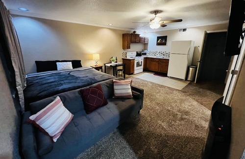 Roseville Apartment | Modern Studio With Full Kitchen & Bathroom