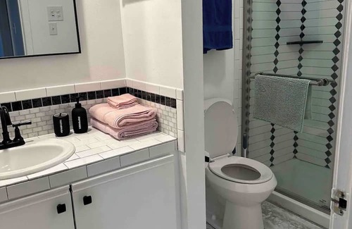 Alexandria Condo | 1 Bed/1 Bath condo, W/D in unit, pets welcome!