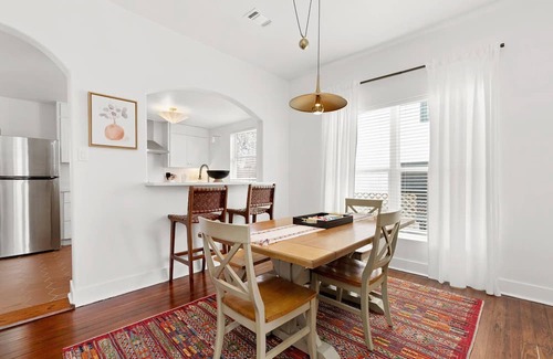 Arsenal House | Charming Bungalow Near Riverwalk | Private Off-street Parking, Patio, Stocked Kitchen, Fast WiFi