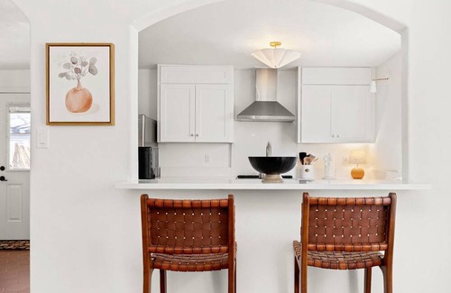 Arsenal House | Charming Bungalow Near Riverwalk | Private Off-street Parking, Patio, Stocked Kitchen, Fast WiFi