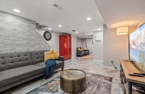 Olney-Oak Lane House | Uptown Gem! 2Luxe King Suites + Deck + Parking!