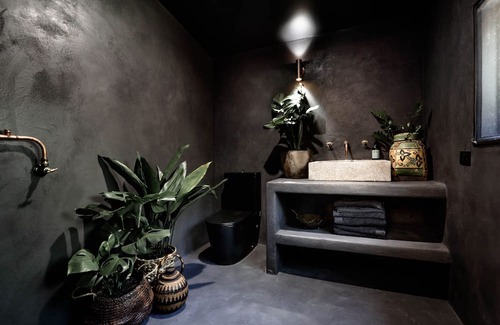 Yandina Creek Cottage | Dark Moon Cottage Luxurious