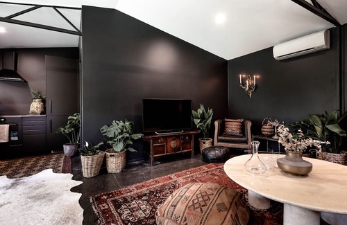 Yandina Creek Cottage | Dark Moon Cottage Luxurious